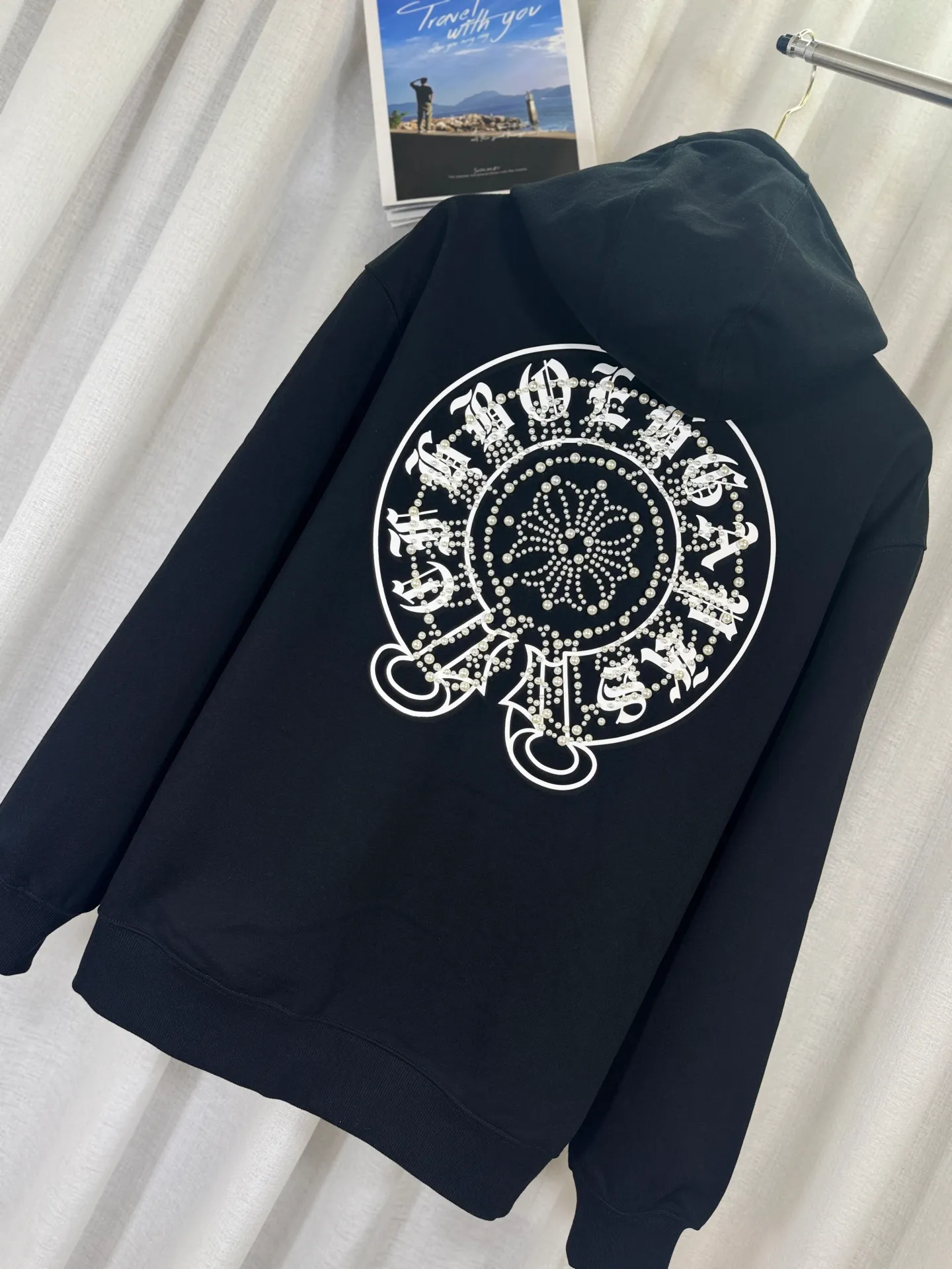 P350 top version, real shot without P, ​​different from market currency) 𝗖𝗵𝗿𝗼𝗺𝗲 𝗛𝗲𝗮𝗿𝘁𝘀/Cro Heart 2025 Compass Pearl Embroidery Autumn and Winter New Original Single Counter American Laser Burnt 3D Three-dimensional Appliqué Pearl Couple Casual Cardigan Sweatshirt 👑The highest version! Customized fabric 480g tripe terry fabric! American acid-washed and distressed original fabric, laser burning + patch embroidery, exquisite embroidery of letters! The best-selling model in the counter, very comfortable to wear. Accessories: original molded and authenticated collar label➕100% silk wash label. Genuine purchase-grade original hangtag➕matching hanging rope➕3D hanging beads➕original packaging bag. Craftsmanship: The original version has consistent wiring! The highest version of the armhole matching technique! Color: Beige Black Size: S M L XL Style No.: 25-353